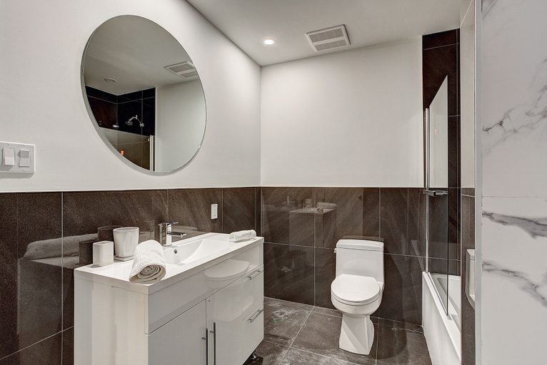 Bathroom 3, Modern Suites NDG, Montréal