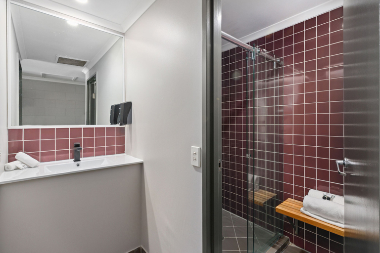 Bathroom 3, Gilligan's Backpackers Hotel & Resort, Cairns