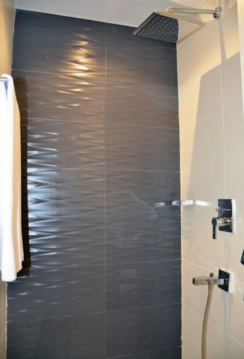 Bathroom 5, The Lodge Suites, Manama