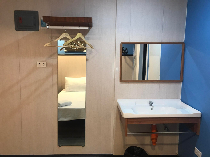 Bathroom 5, Maine City Residences Leveriza, Pasay City