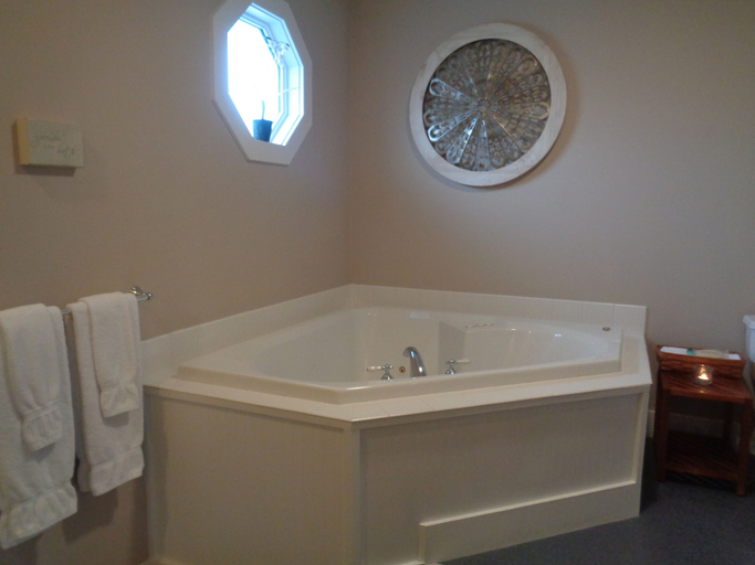 Bathroom 5, Wampler House, Monroe