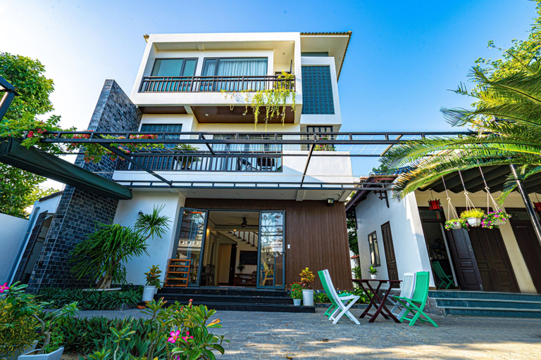 Exterior & Views