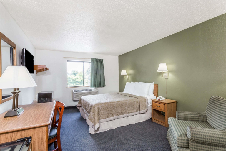 Bedroom 3, Super 8 by Wyndham Hampton, Hampton