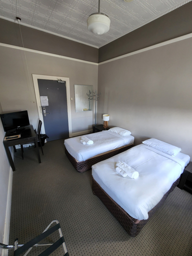 Bedroom 2, The Young Street Hotel, Newcastle - Inner City