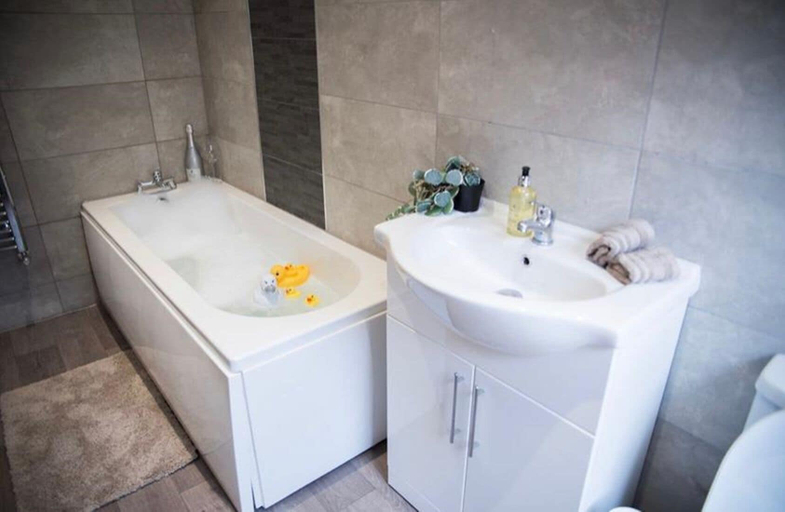 Bathroom 2, Buchanan House Sasco Apartments, Blackpool
