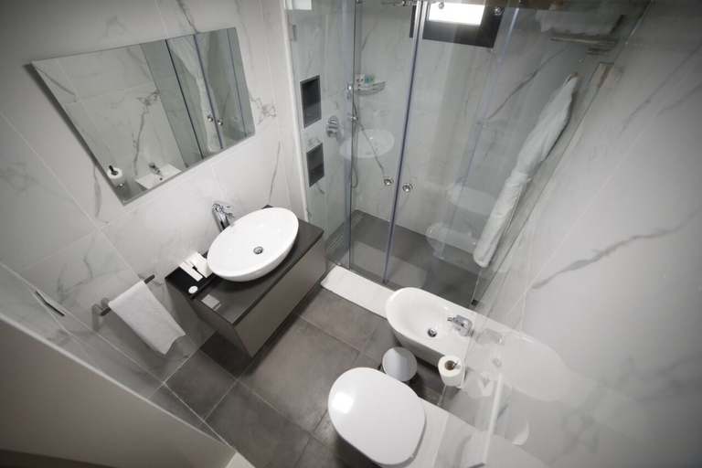 Bathroom 5, Rawsheh 51, Beirut