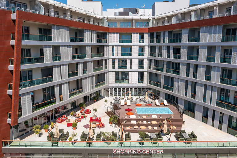 Exterior & Views