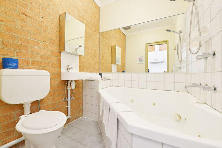 Bathroom 4, Cranbourne Motor Inn, Casey - Cranbourne
