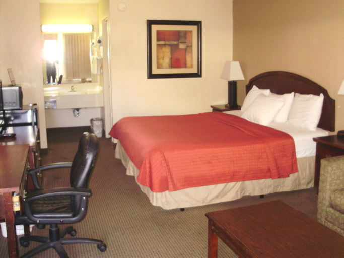 Bedroom 3, Trade Winds Central Inn, Tulsa