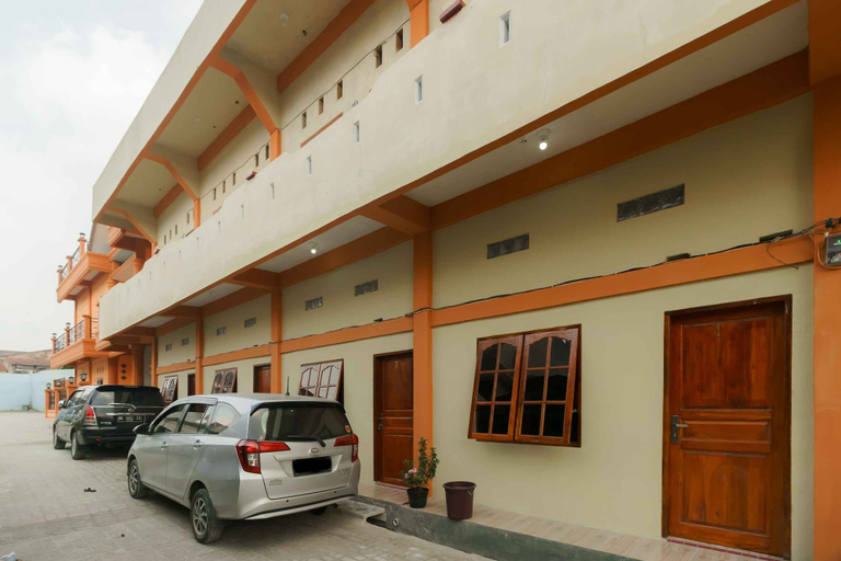 Exterior & Views 2, RedDoorz near Bukit Kubu Berastagi, Karo