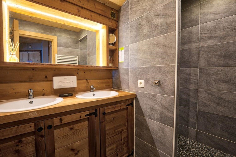 Bathroom 4, Chalet Hôtel du Mont Charvin, Savoie