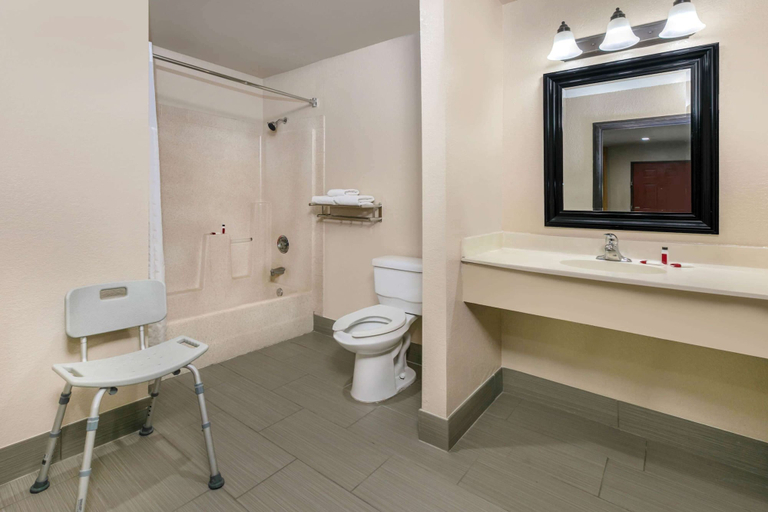Bathroom 4, Super 8 by Wyndham Austin University/Downtown Area, Travis