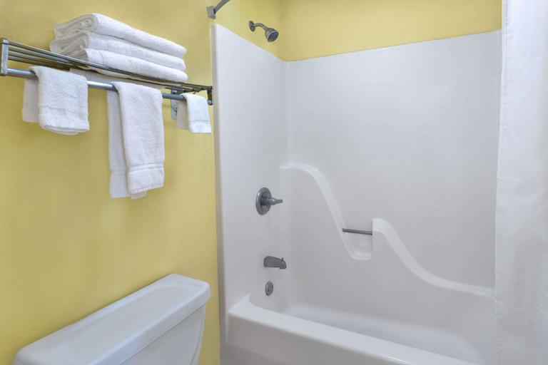 Bathroom 4, Super 8 by Wyndham Breaux Bridge, Saint Martin