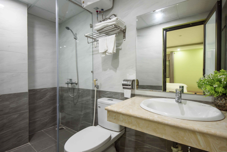 Bathroom 5, Golden Lotus Airport Hotel, Sóc Sơn