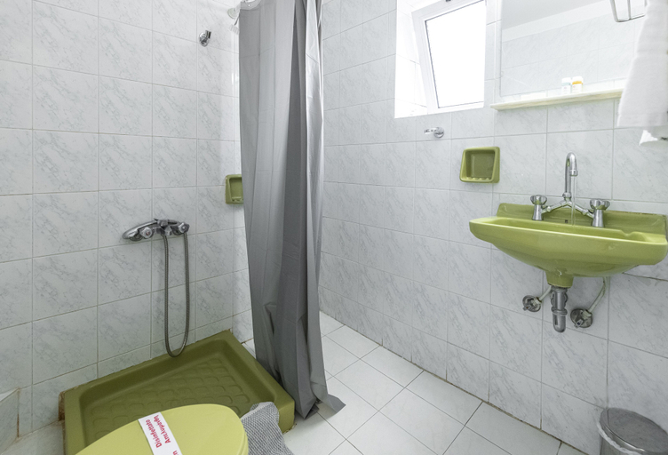 Bathroom 4, ROY Hotel, Attica