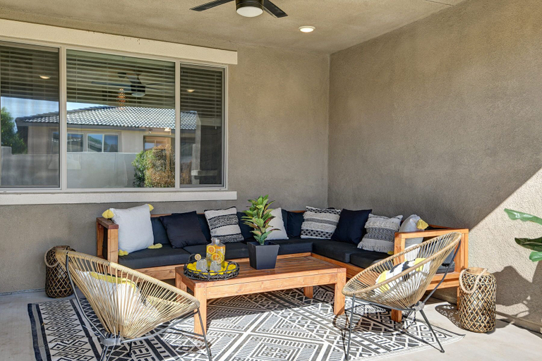Others 5, The Gryffin, Riverside
