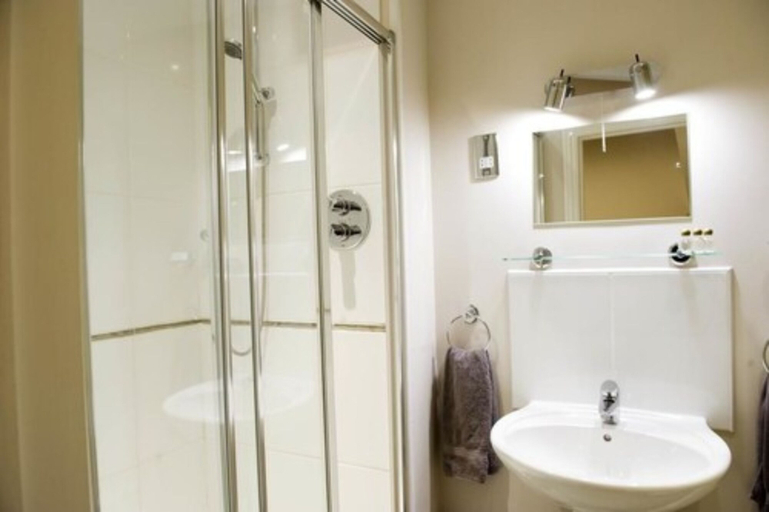 Bathroom 2, The Rose and Crown Hotel, Carmarthenshire