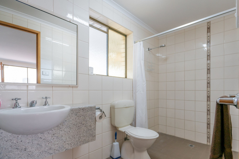 Bathroom 3, Capella Hotel Motel, Peak Downs