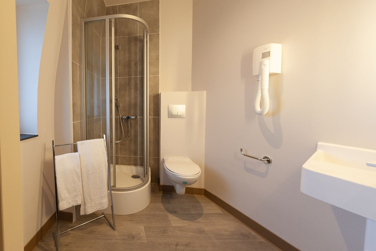 Bathroom 4, HNG Hotel Nancy Gare, Meurthe-et-Moselle