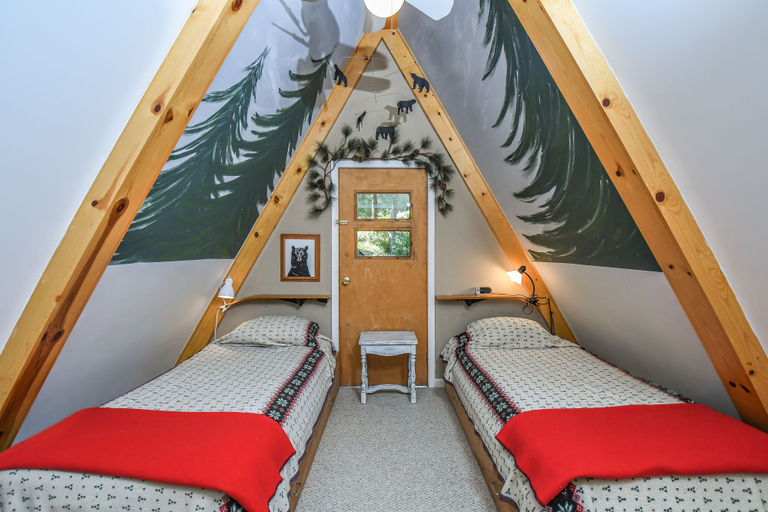 Bedroom 2, Timberlake, Garrett