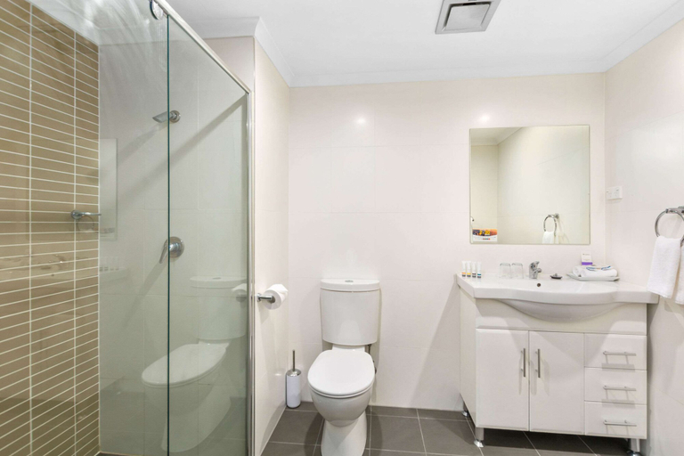 Bathroom 5, Quality Suites Pioneer Sands, Wollongong - Inner