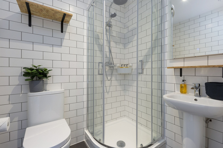 Bathroom 4, On The Walk, Edinburgh
