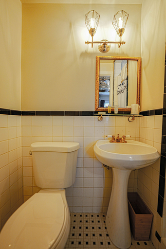 Bathroom 4, La Posada, Pike