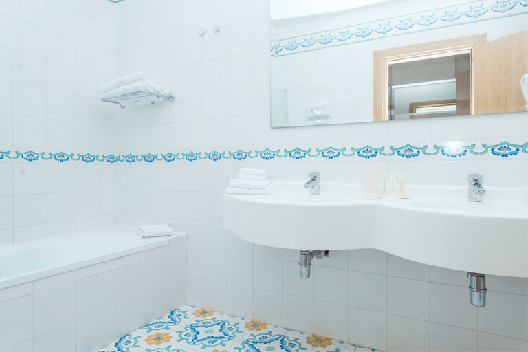 Bathroom 5, Resort Marina di Castello Golf & SPA, Caserta
