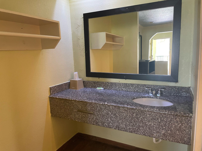 Bathroom 4, Mustang Inn, Hinds