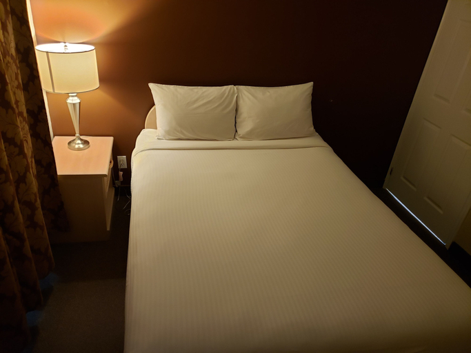 Bedroom 3, Shemron Suites Hotel, Renfrew