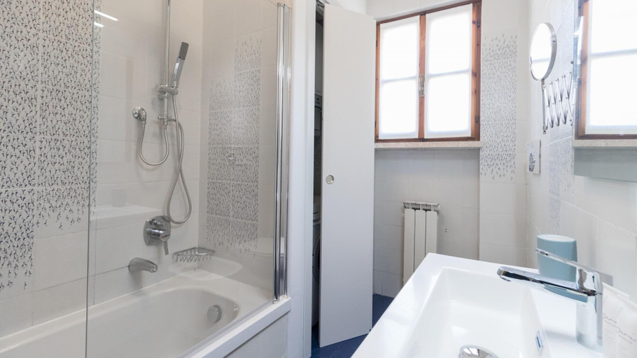 Bathroom 4, Il Borgo Apartments C3 - Sv-d600-navi44c1c, Savona