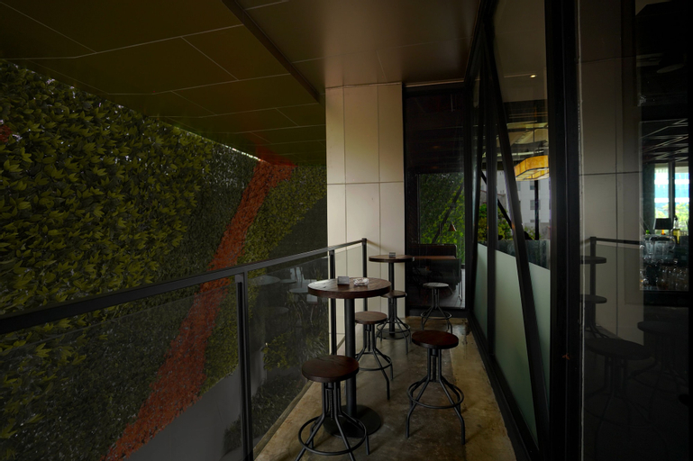 Exterior & Views 29