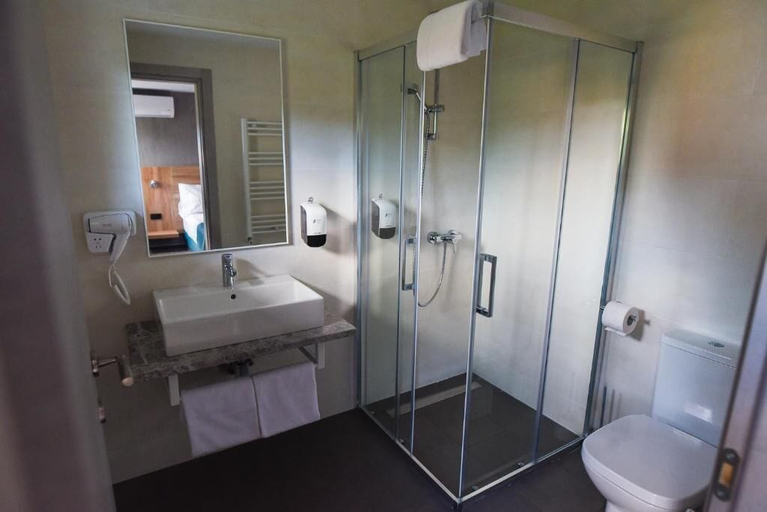 Bathroom 5, Hotel Subcarpati, Curtea De Arges
