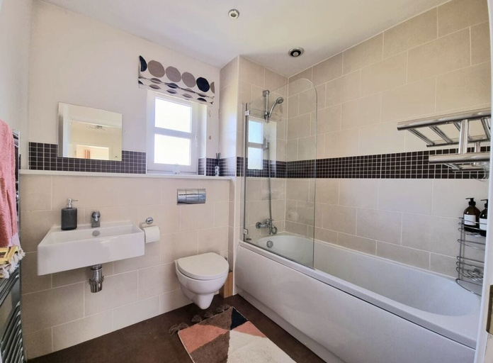 Bathroom 4, Boutique 3-bed Home with Free Parking in Glasgow, East Renfrewshire