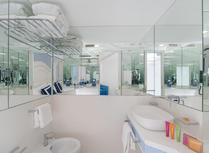 Bathroom 4, Piazzetta Diefenbach, Napoli