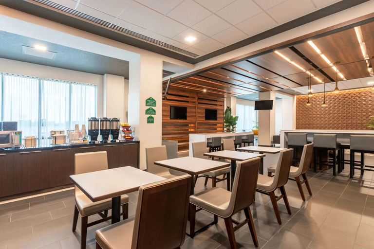 Food & Drinks 5, Wingate by Wyndham Angola, Steuben