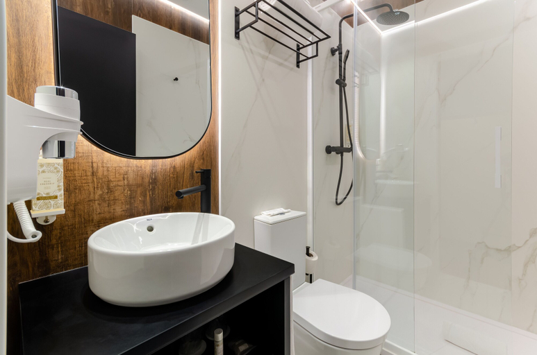 Bathroom 3, Nicola Rossio Hotel, Lisbon