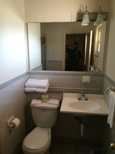 Bathroom 3, Gretna Motel, Pittsylvania