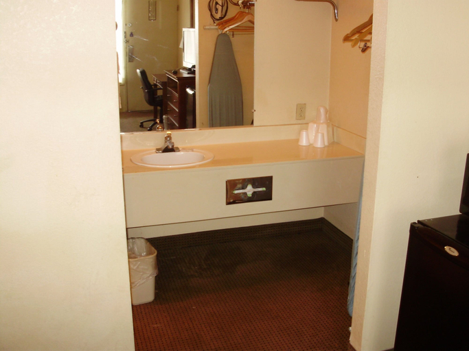 Bathroom 4, Trade Winds Central Inn, Tulsa