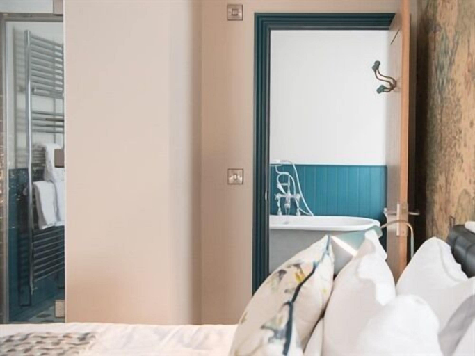 Bedroom 2, Helen Browning's Royal Oak, Swindon