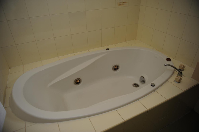 Bathroom 5, Mildura Plaza Motor Inn, Mildura - Pt A