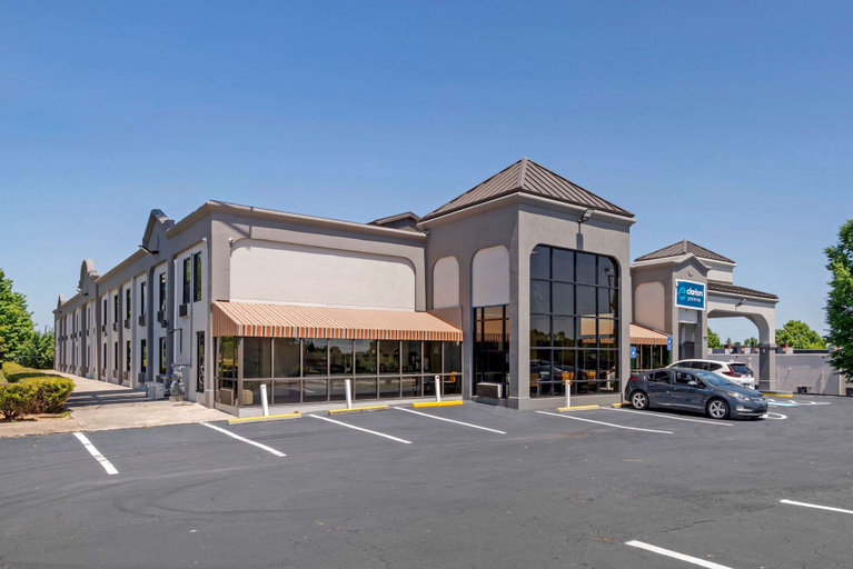 Exterior & Views 2, Clarion Pointe McDonough, Henry