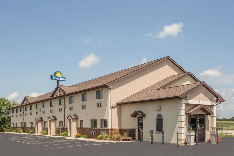 Exterior & Views 2, Days Inn by Wyndham Le Roy/Bloomington Southeast, McLean