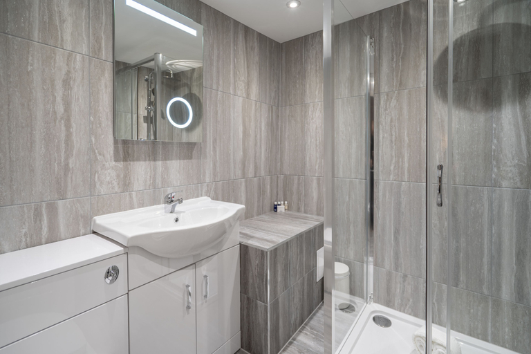Bathroom 4, The Clarendon Hotel - Blackheath, London