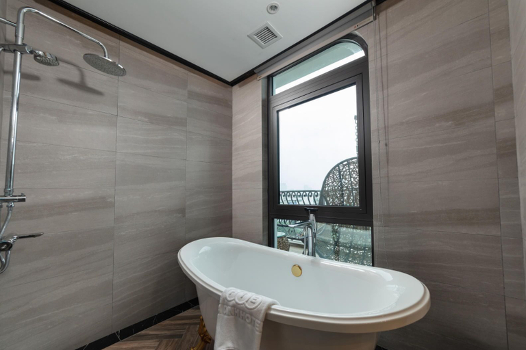Bathroom 5, FTE Ba Dinh Hotel, Ba Đình