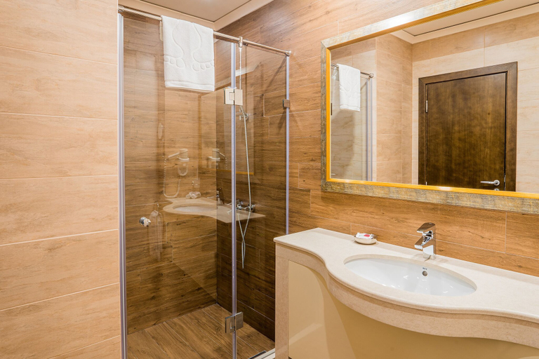 Bathroom 4, Hotel Budapest, Stolichna