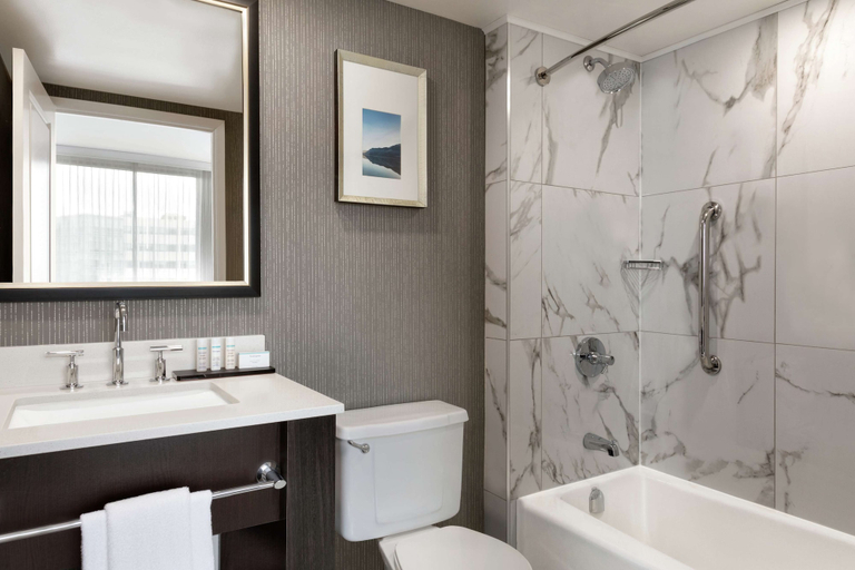 Bathroom 5, Embassy Suites by Hilton Montreal Airport, Montréal