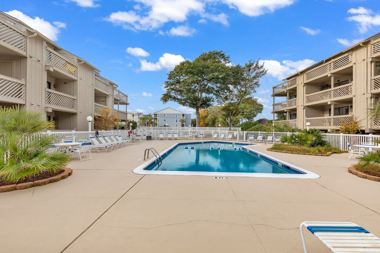 Sport & Beauty 4, Spacious Modern Condo - 1st Floor - One Block to the Beach, Horry