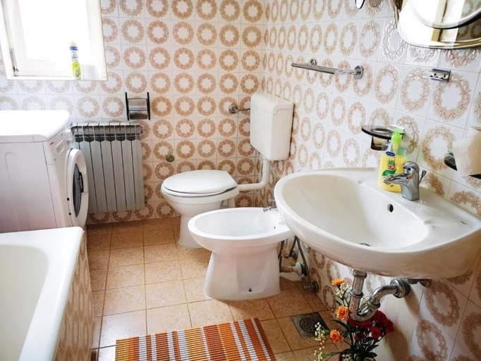 Bathroom 3, Naomi's Sunshine, Cres