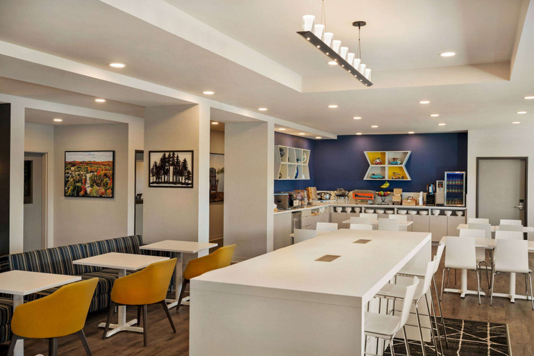 Food & Drinks 5, Microtel Inn & Suites by Wyndham Aurora, York